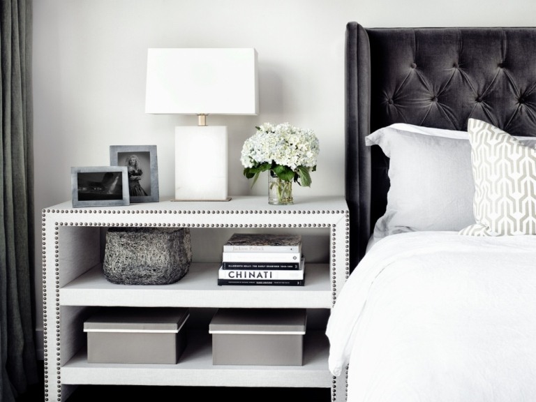 Nachttisch Deko elegant modern schwarz weiß Einrichtung Schlafzimmer Ideen