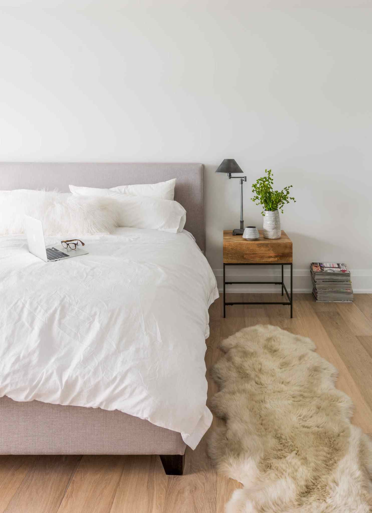 Nachttisch Deko minimalistisch modern Teppich Holzboden Schlafzimmer einrichten