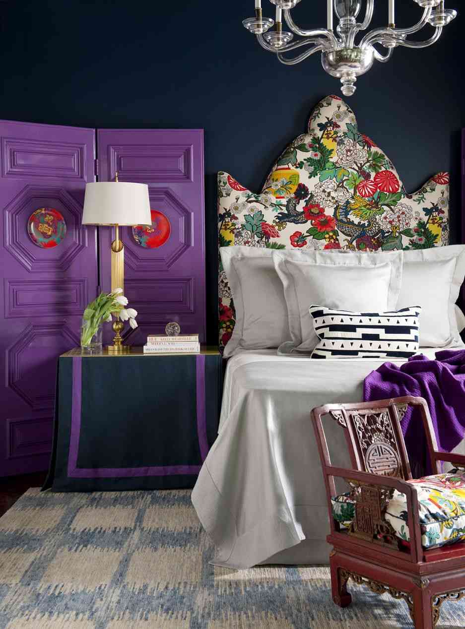 Nachttisch Deko modern Kleiderschrank Schlafzimmer lila modern Stehlampe
