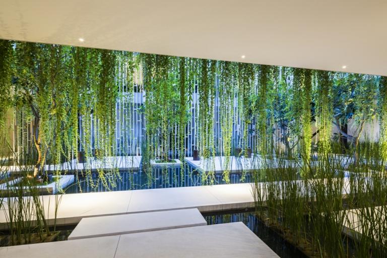 Natürliche Durchlüftung und Teiche im Zen-Stil passen perfekt zur Wellness-Funktion des Gebäudes