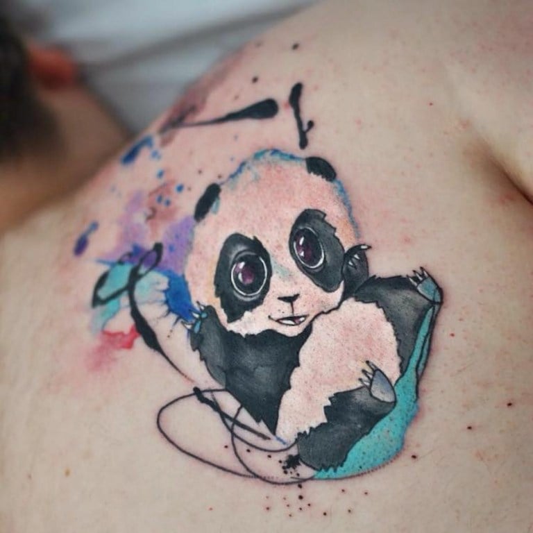 Niedliches Panda Tattoo mit Comic- und Watercolor-Effekt in kalten Farben