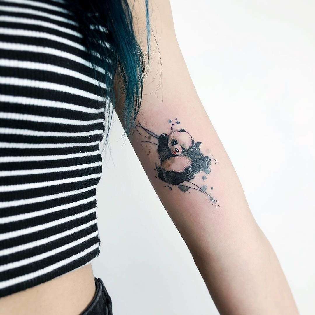Oberarm Tattoo mit Panda mit Watercolor-Effekt in Blau