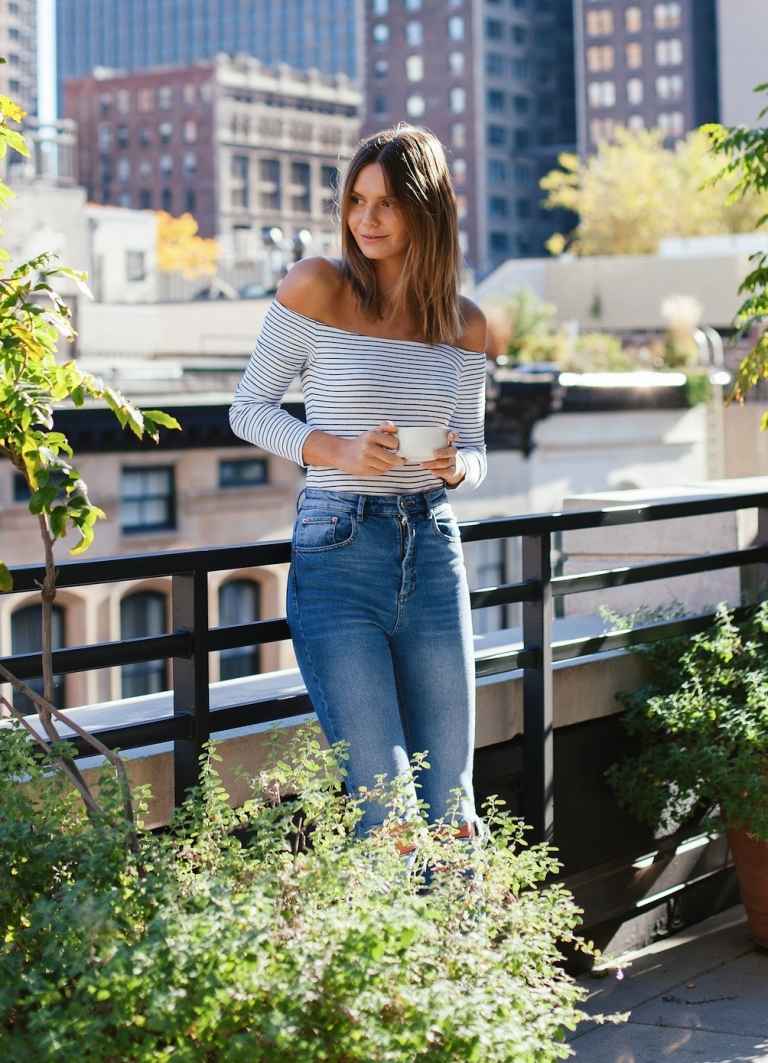 Off Shoulder Bluse gestreift Jeans hohe Taille