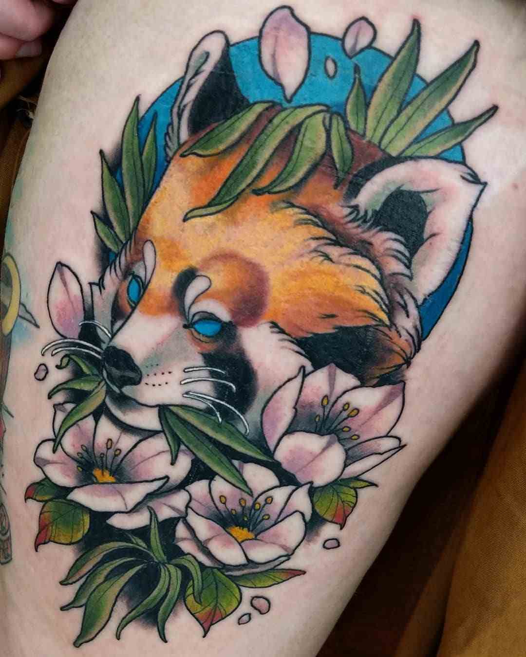 Panda Tattoo Inspiration für Frauen mit Blumen in bunten Farben