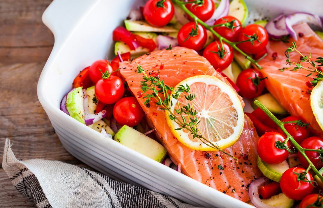 Pegane Ernährung Vorteile Lachs kochen Gemüse Auflauf Zucchini Tomaten kalorienarm