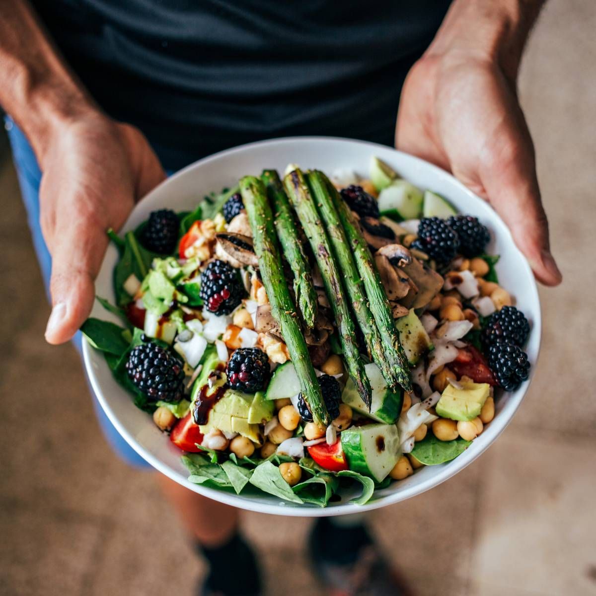 Pegane Ernährung gesund Spargel Salat Brombeeren essen gesund Sommer