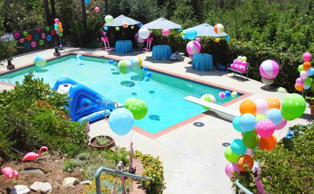 Poolparty zum Kindergeburtstag mit bunter Dekoration aus Laternen und Luftballons