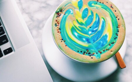 Rainbow Latte Rezept einfach Kaffee kochen Lebensmittelfarbe verwenden