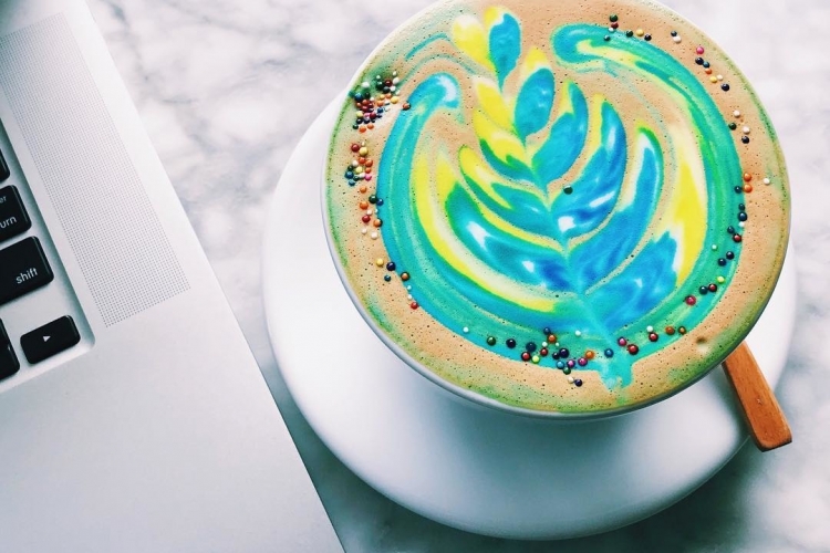 Rainbow Latte Rezept einfach Kaffee kochen Lebensmittelfarbe verwenden