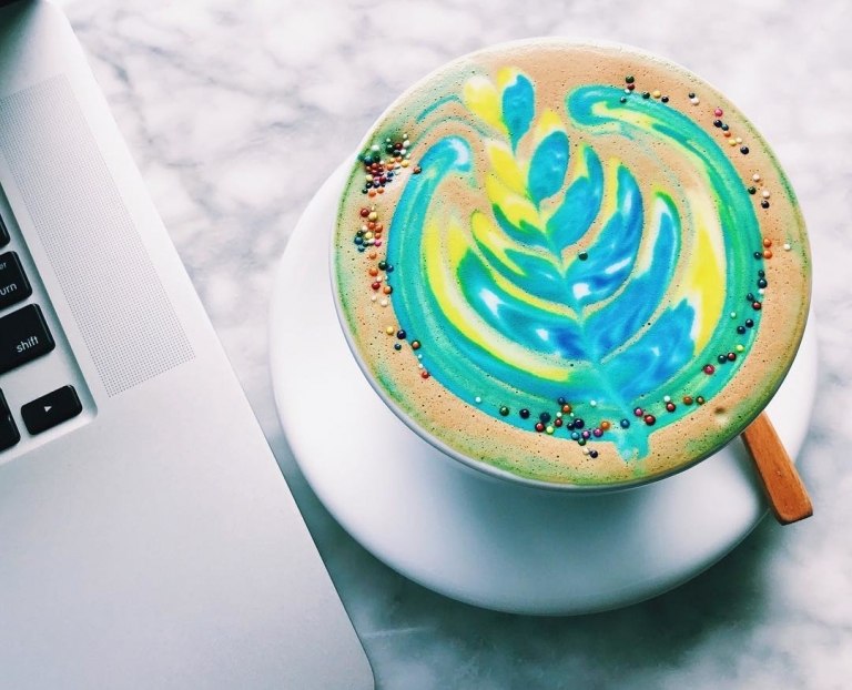 Rainbow Latte Rezept einfach Kaffee kochen Lebensmittelfarbe verwenden