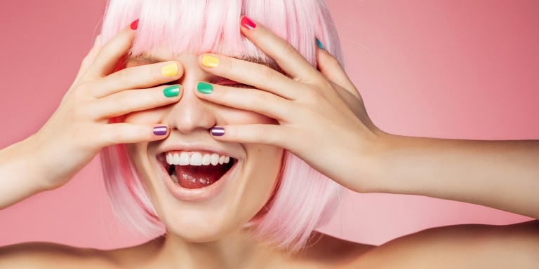 Rainbow Nails Nageltrend Neonfarben Nagellack rosa Haarfarbe kurzer Bob Frisur