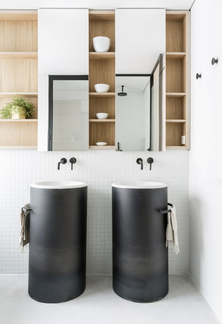 Regale aus Holz im Badezimer und schwarze Säulen-Waschbecken