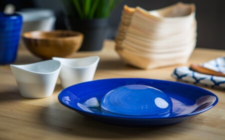 Regentropfen Kuchen durchsichtig zubereiten in einem blauen Teller servieren