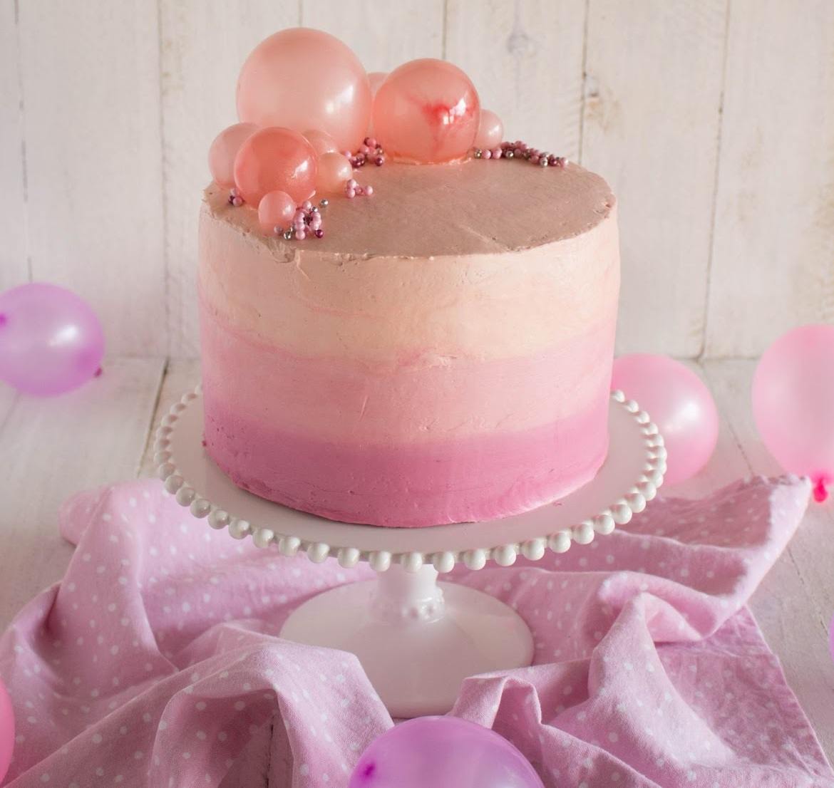 Romantische Ombre Torte in Rosa mit Gelee Blasen als Tortendeko