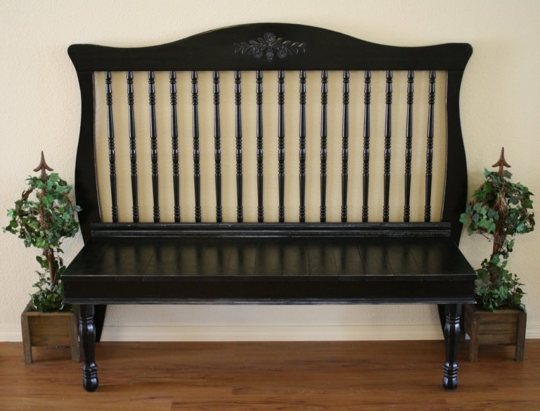 Romantische Sitzbank aus Holz in Schwarz für die Gestaltung des Landhausstils