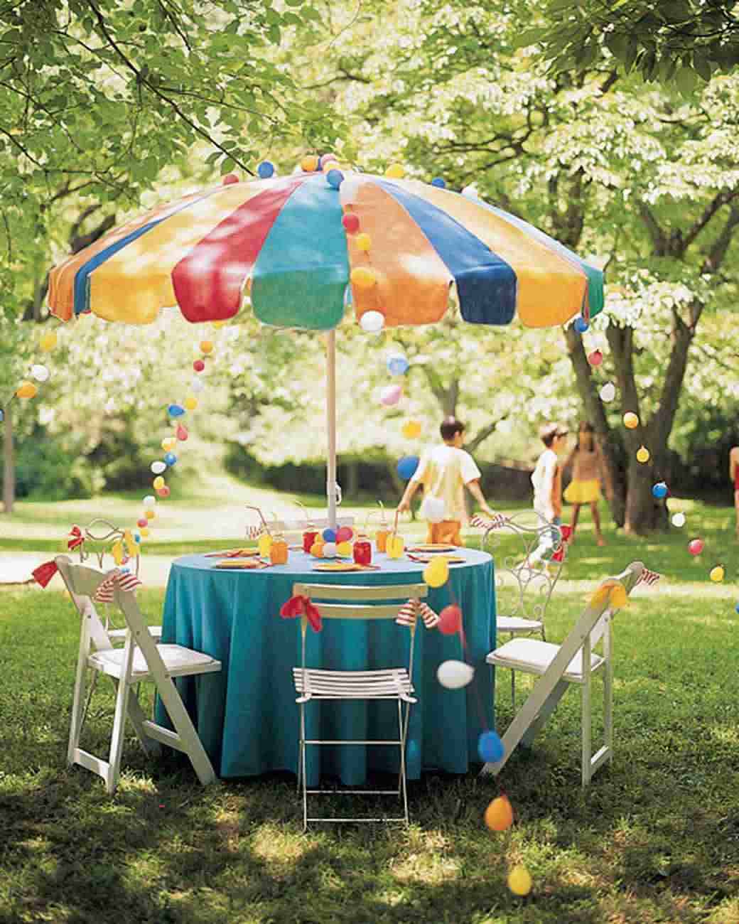 Runde Partytische mit Sonnenschirm im Garten aufstellen für die Gäste