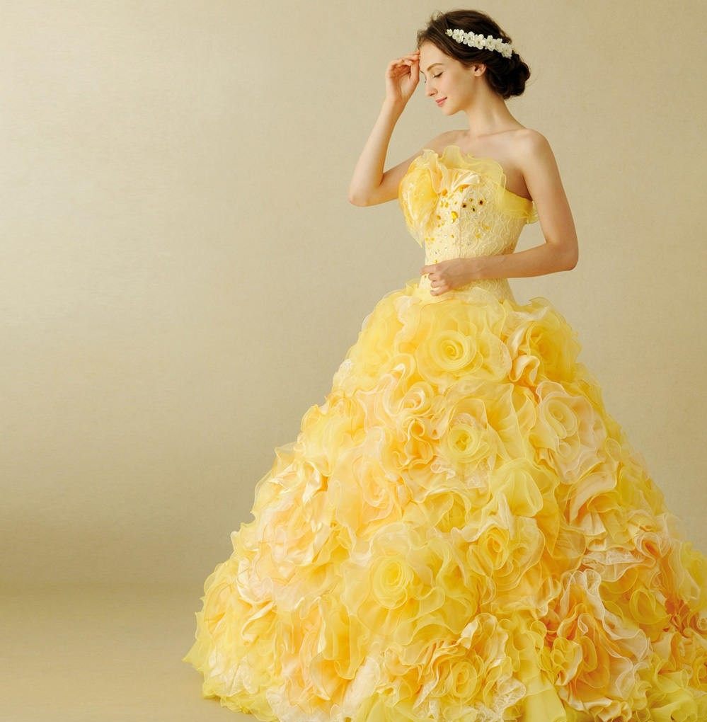 Rüschen für ein romantisches, gelbes Kleid mit passendem Kopfschmuck für eine Hochsteckfrisur