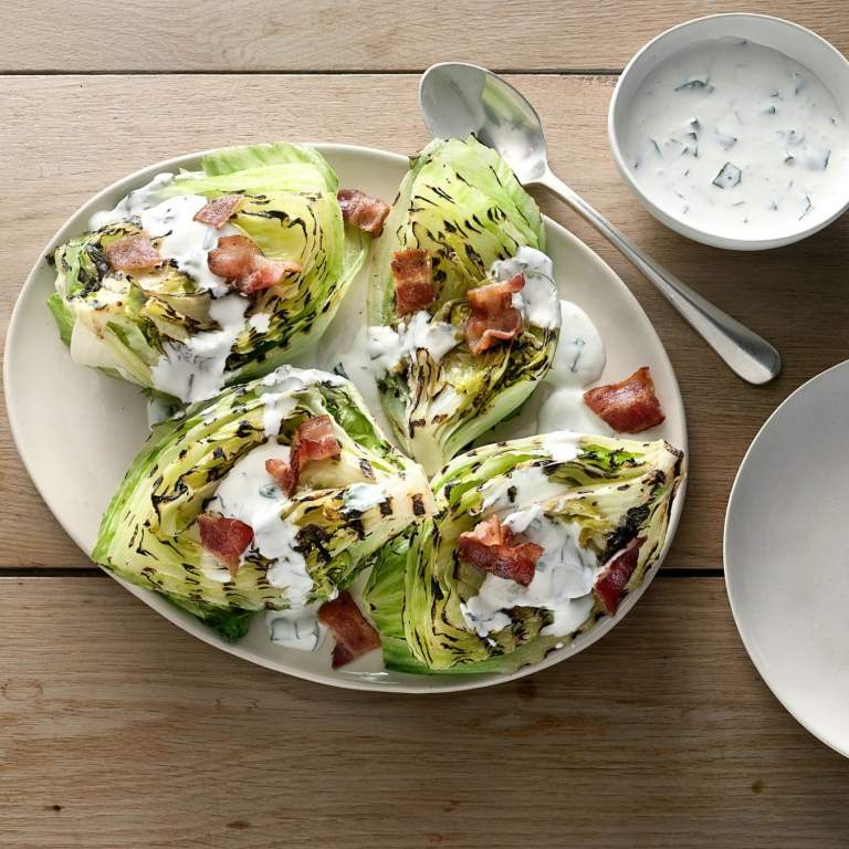 Salate zum Grillen mit Eisberg, Sahne-Dressing und Bacon