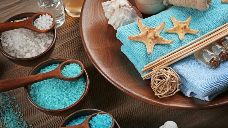 Salzkristale blau Meersalz Vorteile Hautpflege Salzpeeling Hausmittel Sommer