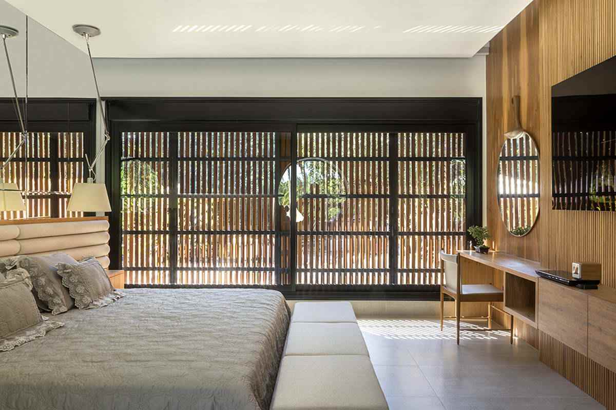 Schlafzimmer mit Sicht- und Sonnenschutz und Wandverkleidung aus Holz