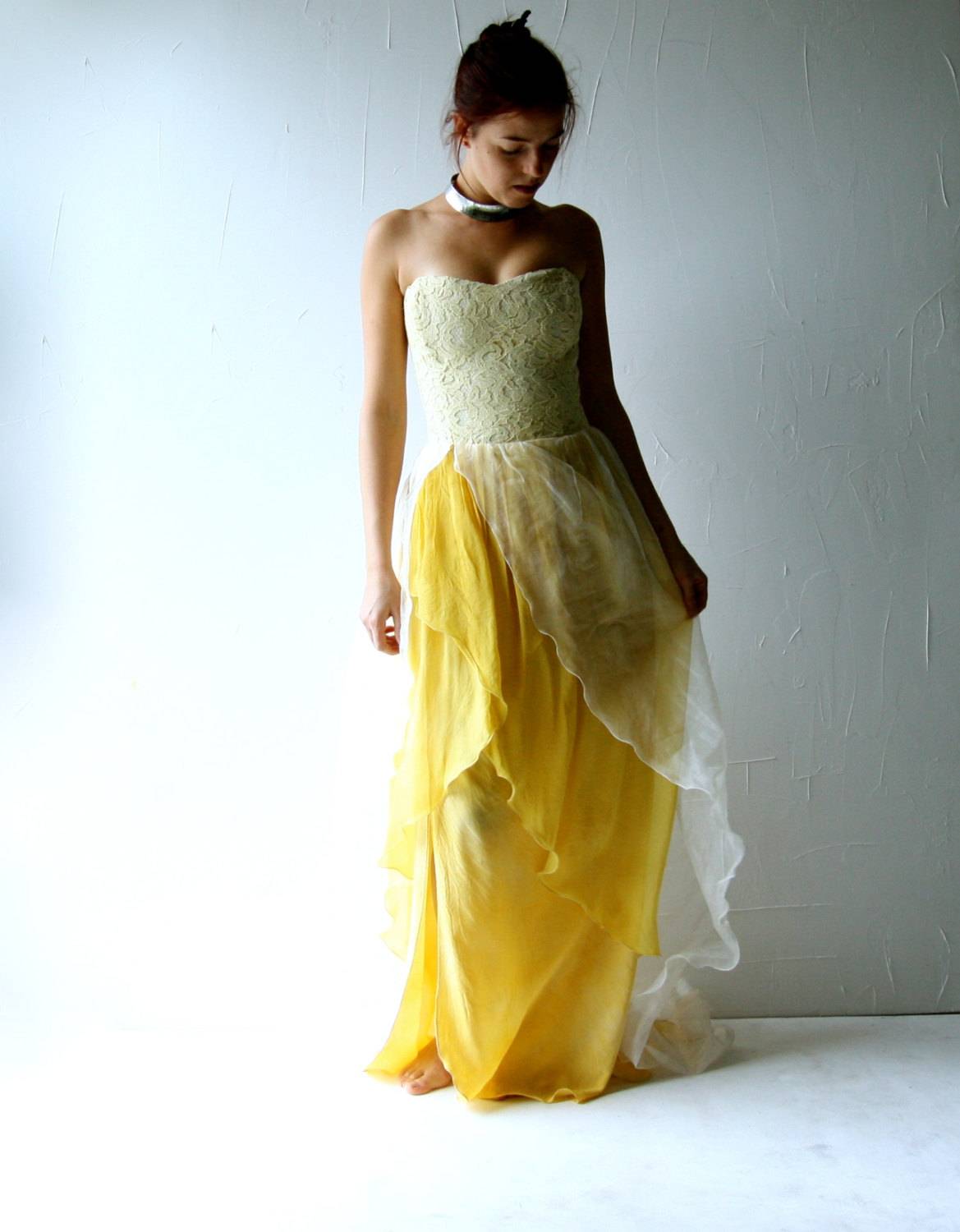 Schulterfreies, feenhaftes Brautkleid in Gelb und Weiß