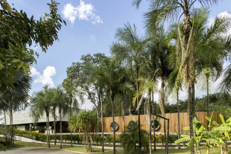 Stein und Holz für eine luxuriöse Villa im minimalistischen Stil in Brasilien