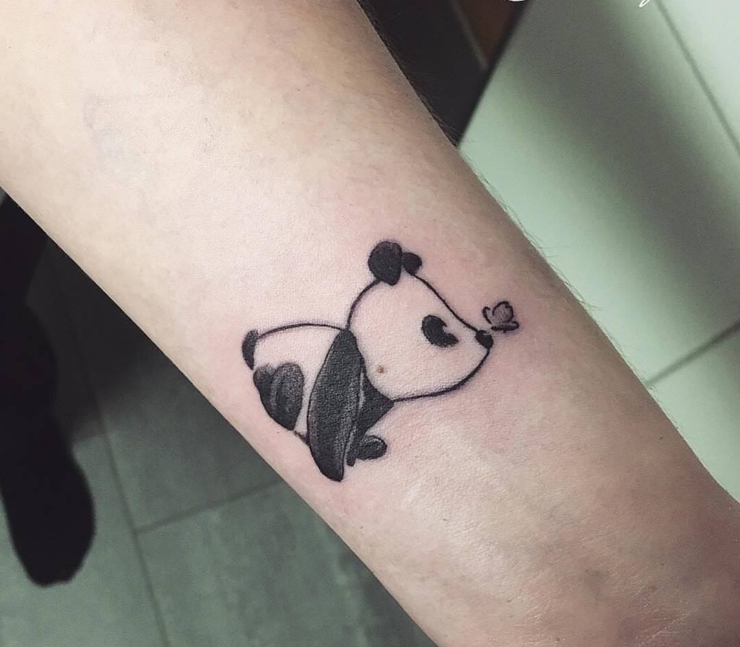 Tattoo aus einem niedlichen Baby-Panda mit Schmetterling auf der Nase