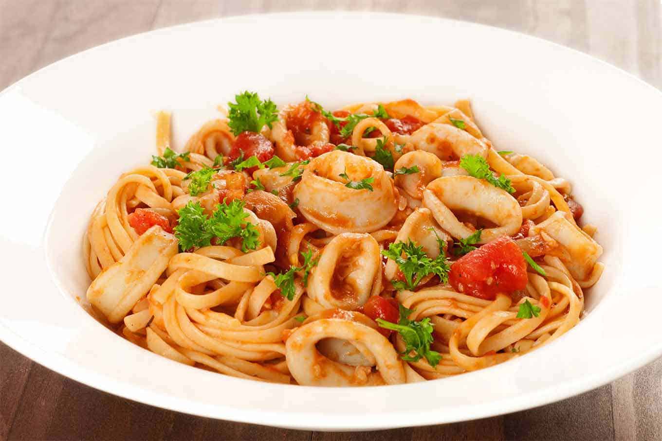 Tintenfisch Rezept Spaghetti mit Meeresfrüchten Tomatensauce Basilikum Sommergerichte leicht
