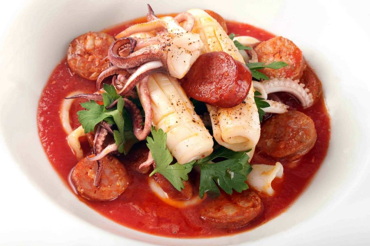 Tintenfisch Rezept Tomatensauce und Salami Meeresfrüchte nach Spanischer Art