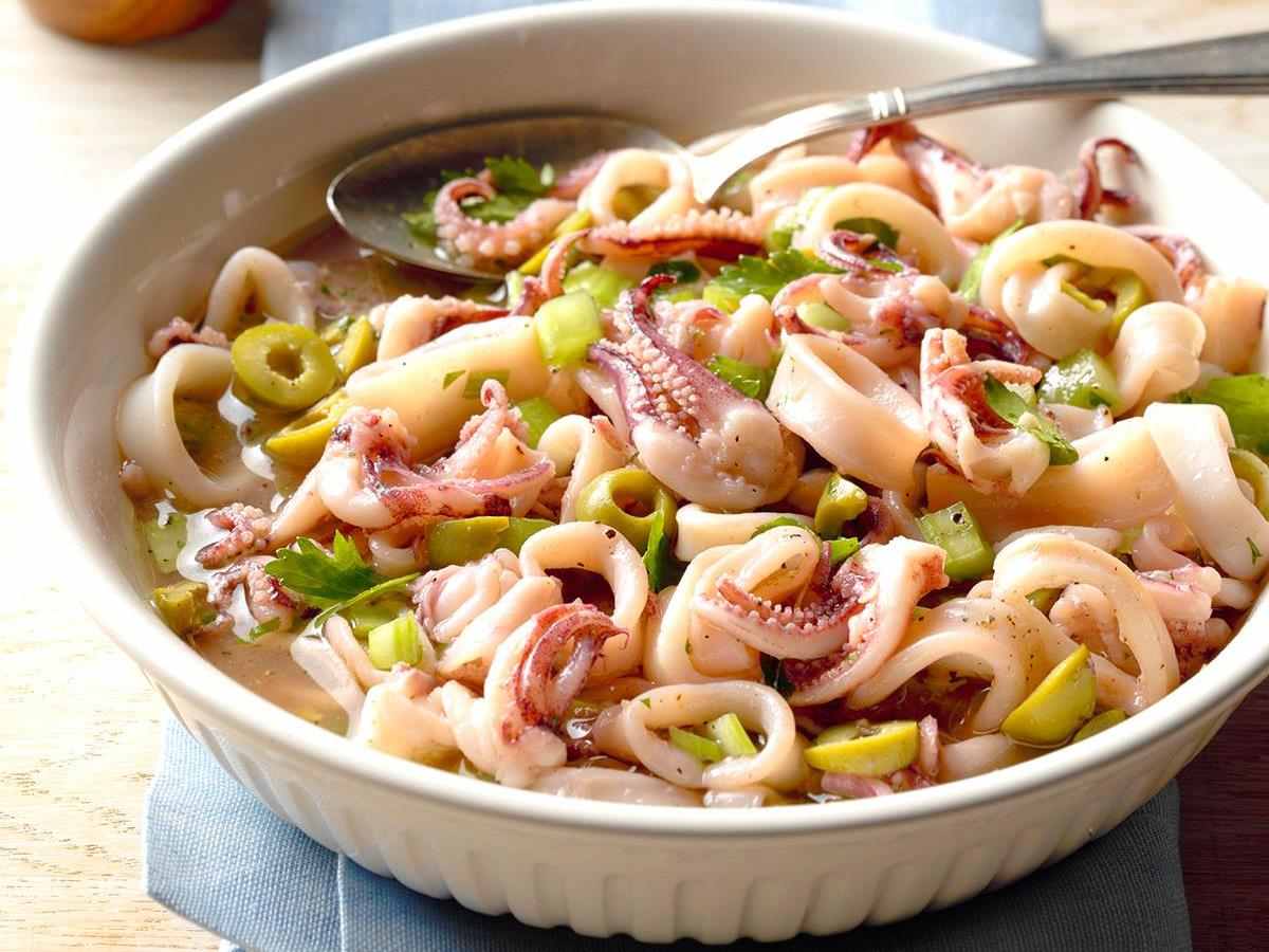 Tintenfisch Rezept mariniert Meeresfrüchte Salat mit Oliven Sommergerichte schnell Abendessen