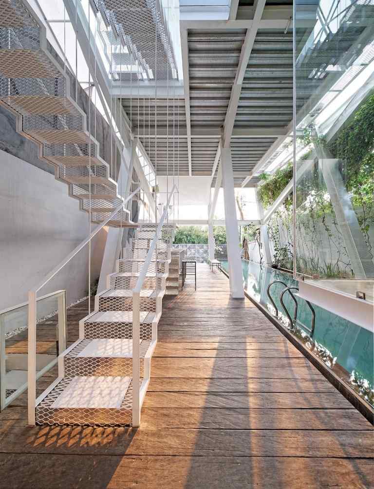 Treppe mit Podest Weiß lackiert Holzdielen Schwimmbad