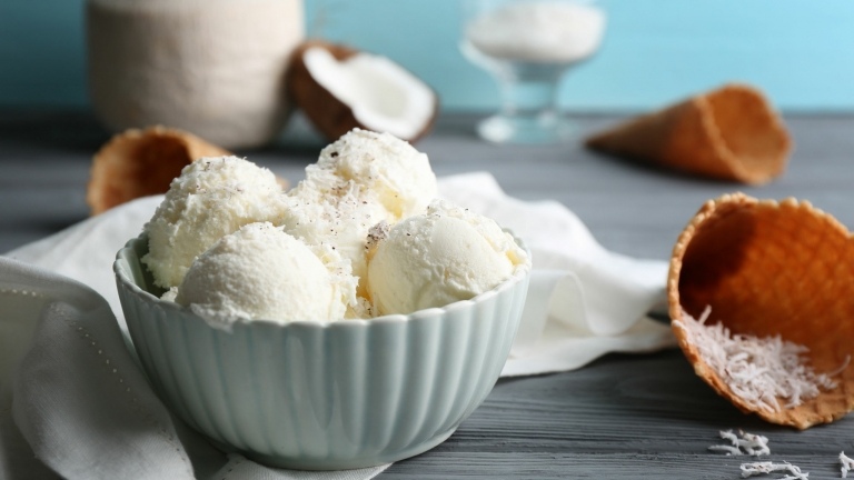 Vanille Eis mit Kokosflocken Low Carb Dessert einfach
