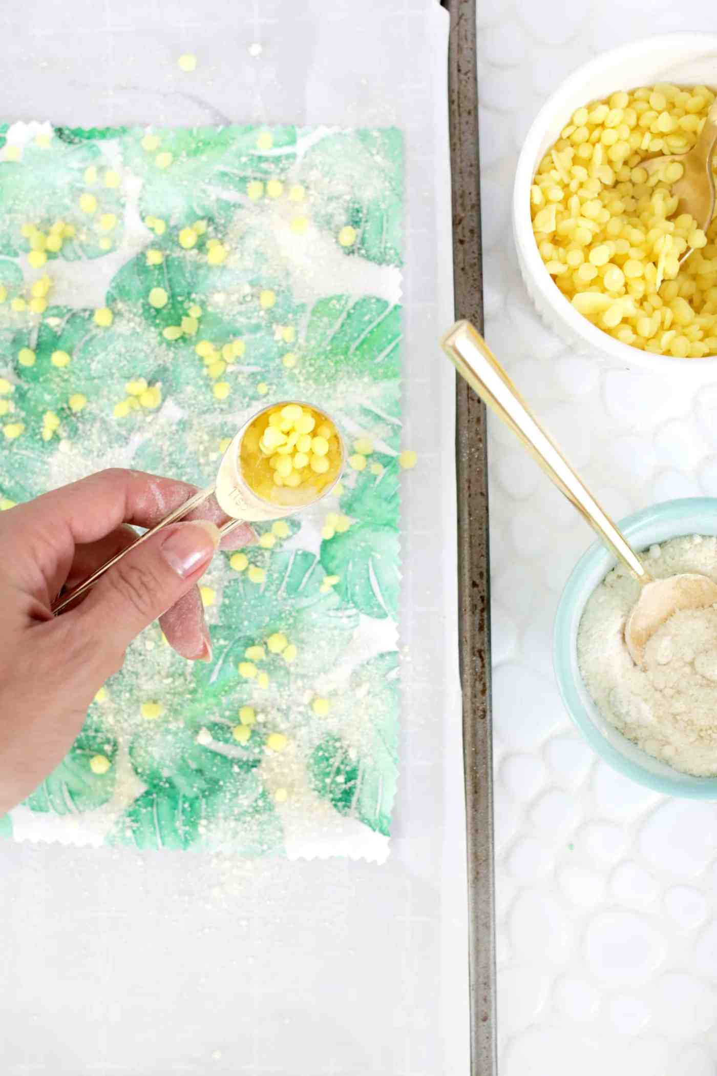 Make growers yourself and distribute beeswax pastels over a cloth