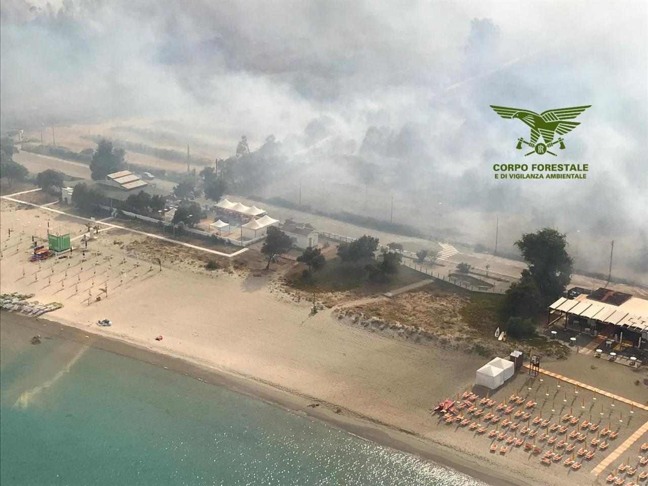 Waldbrand on Sardinia campgrounds and beach evacuates