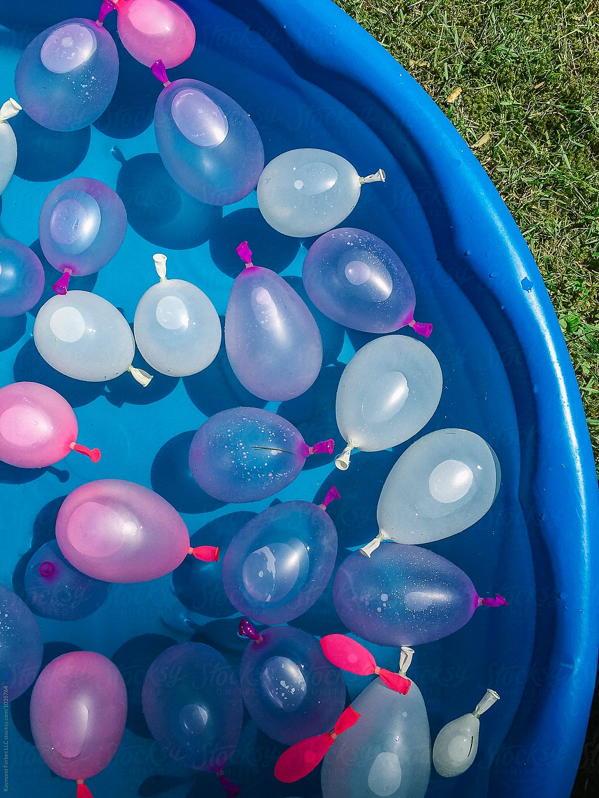 Wasserbomben im Pool - Wettrennen und andere Wettbewerbe mit Wasserballons organisieren