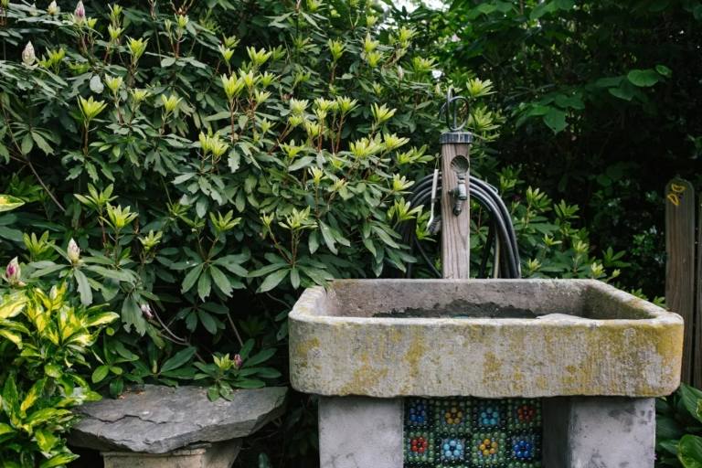 Wasserleitung für Gartenschlauch und Waschbecken im Garten, sowie Stromleitungen verlegen