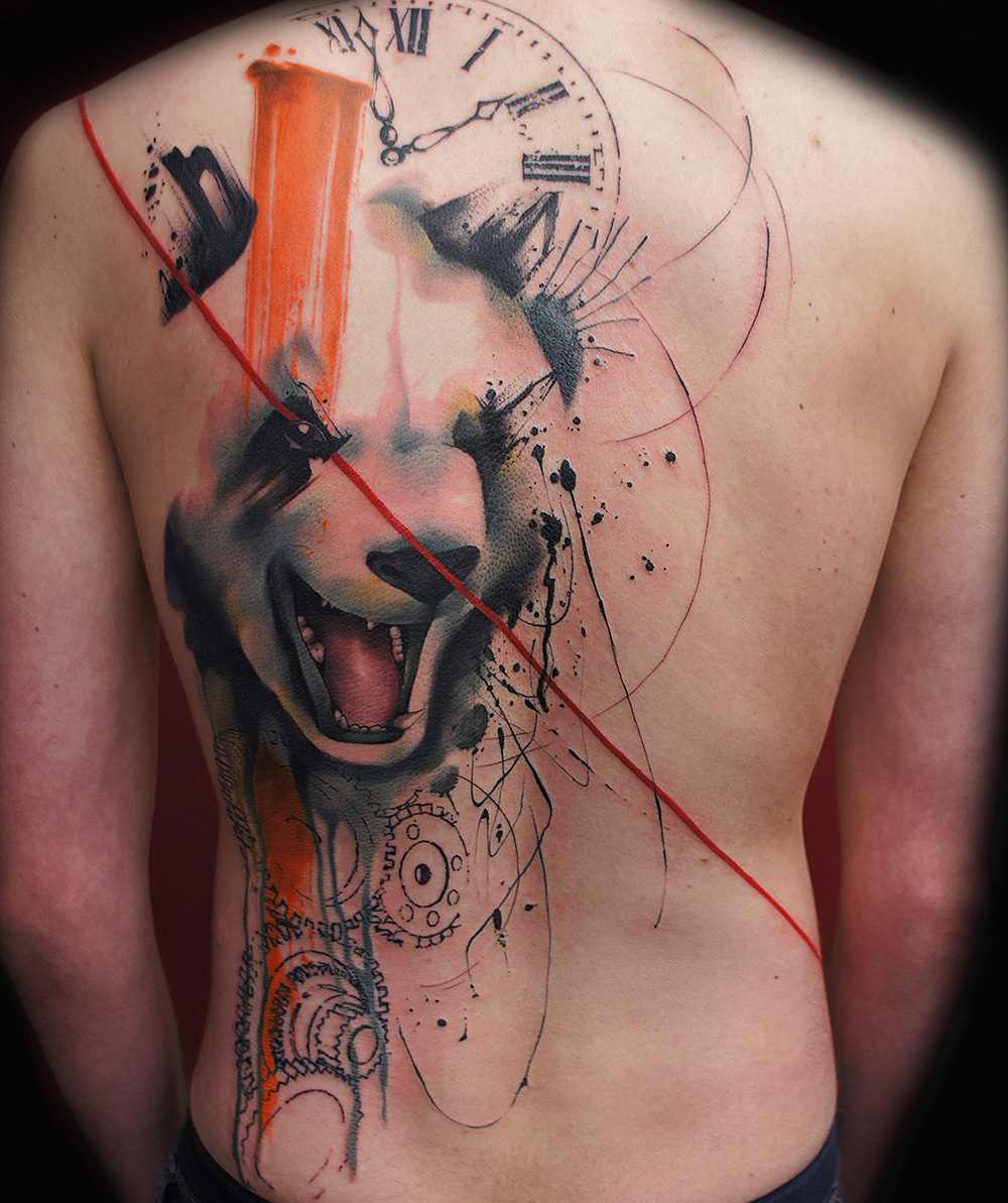 Wunderschönes Industrial Tattoo mit brüllendem Panda, Uhr und Zahnrädern und Akzenten in Orange.
