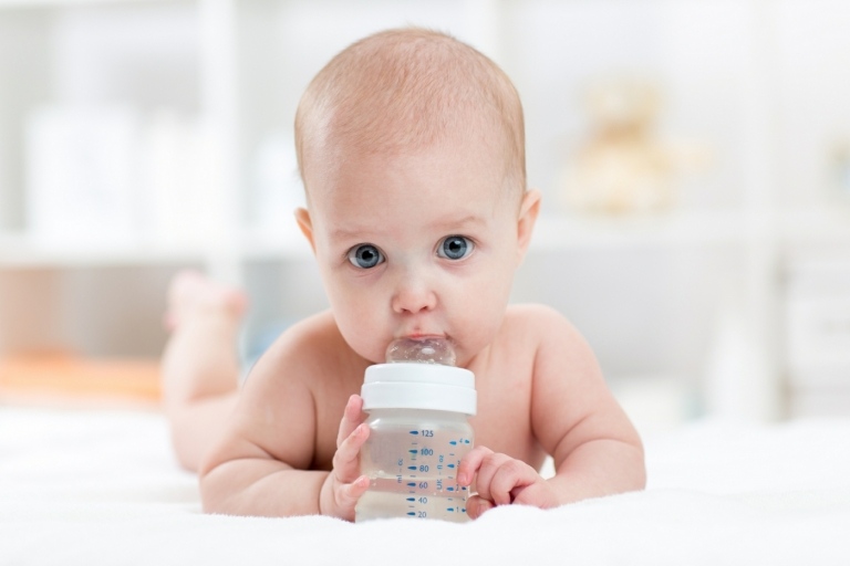 Während der Baby Beikost muss auch zusätzliche Flüssigkeit angeboten werden