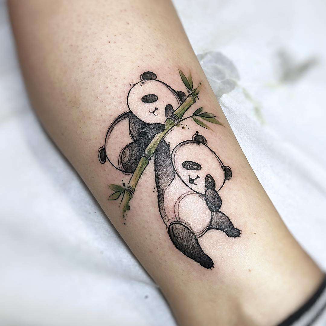 Zwei Pandas im Comic-Design spielen an einem Bambuszweig