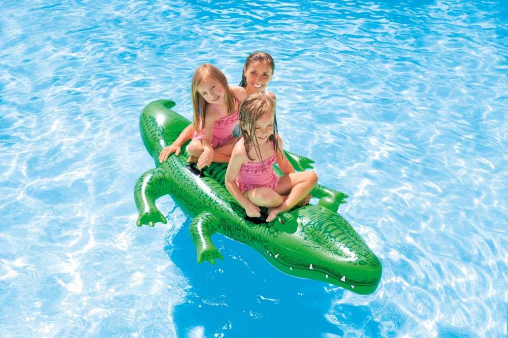 aufblasbarer alligator für pool mit kindern aund ihrer mutter am lachen