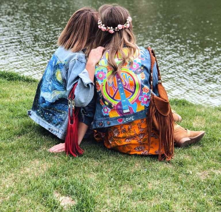 bemalte Jeansjacken selber machen Frauen Ideen Hippie Motive Frieden Zeichen