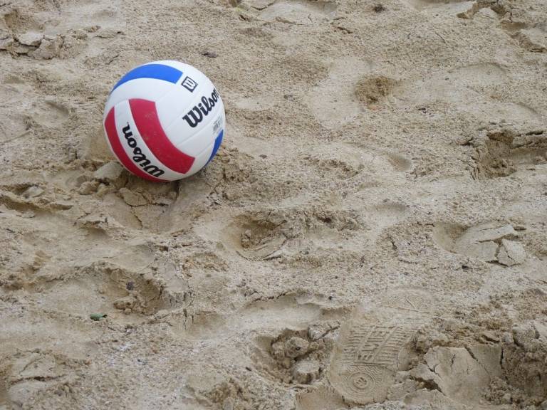 blau rot und weiss am volleyball auf dem sand für spielen am strand