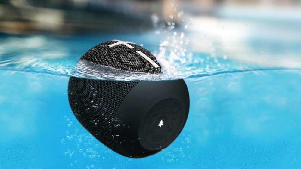 bluetooth lautsprecher in schwarz eignet sich für wasser im pool