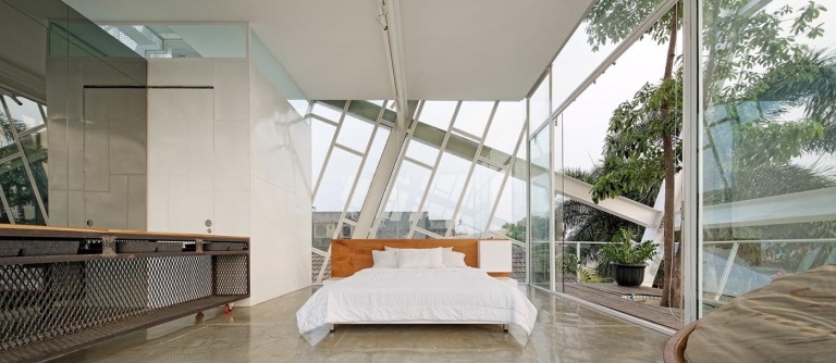geräumiger Schlafzimmer mit Glasfront Zugang zum Balkon durch Schiebetüren