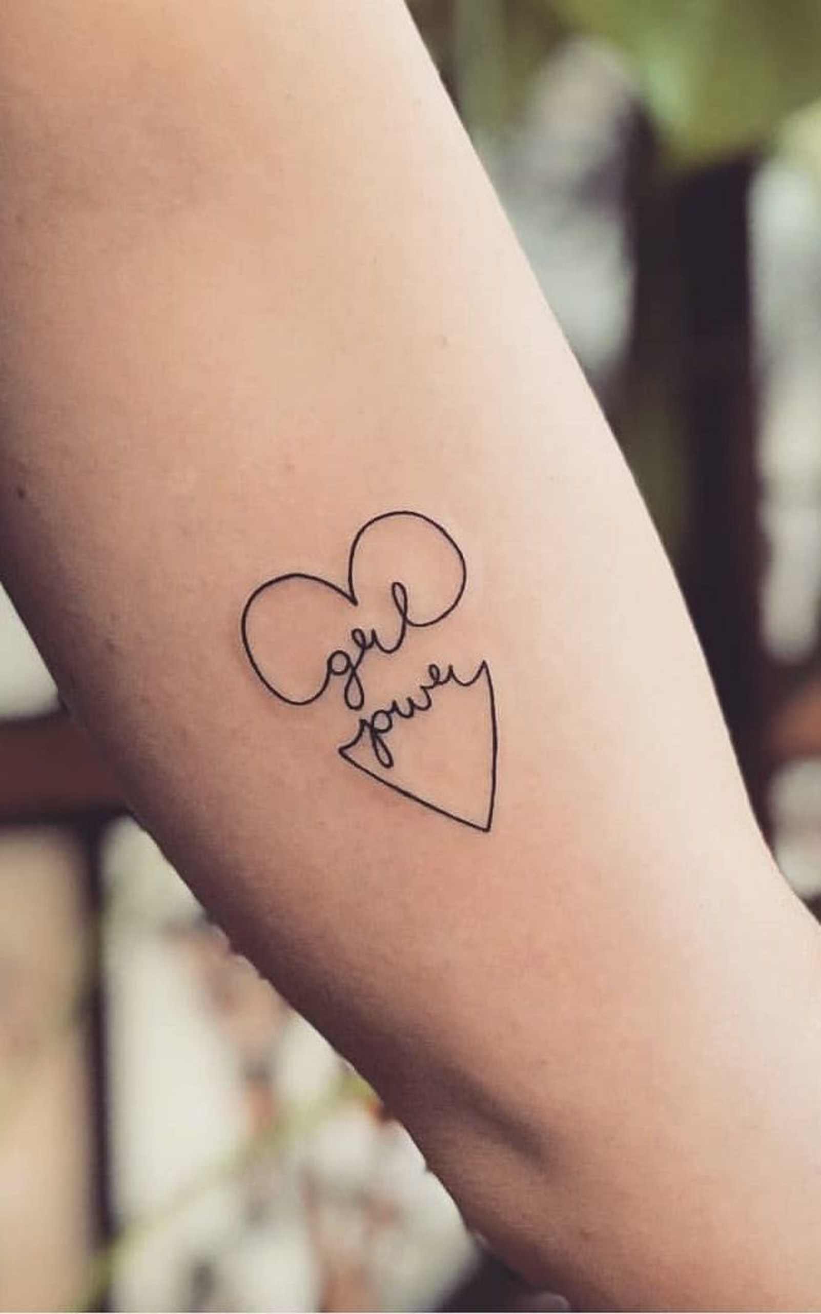 grl pwr Tattoo Trends Ideen Frauen Oberarm Tattoodesign klein