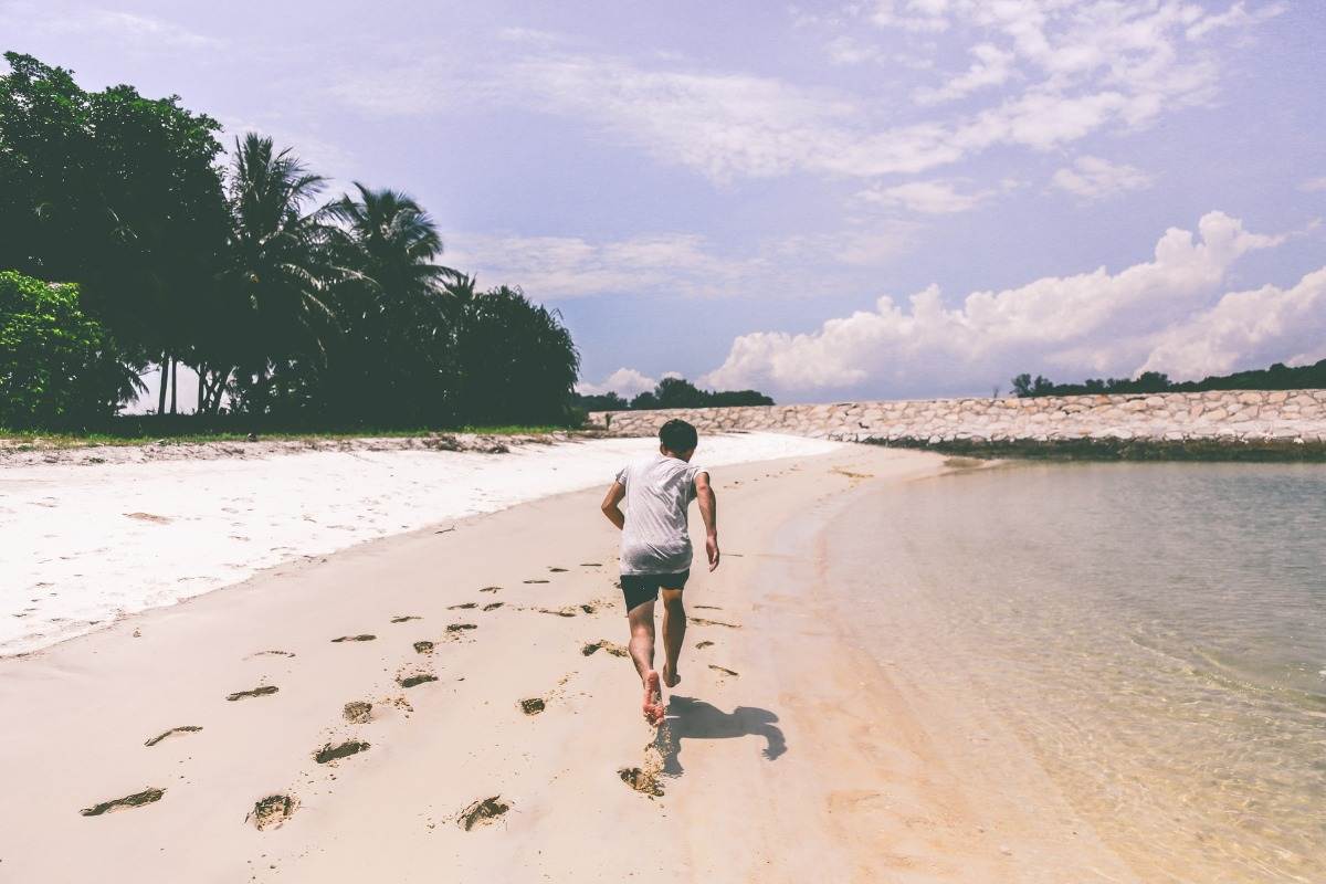 laufen am strand als training im urlaub und workout auf reise
