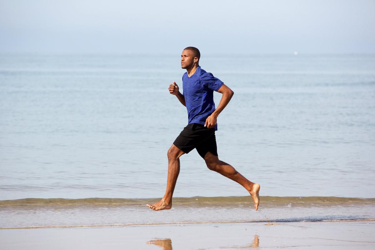 laufen im urlaub am strand als alternative zum joggen in der stadt