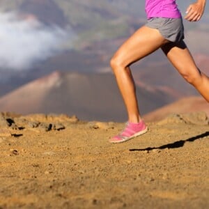 laufen oder joggen im urlaub in form bleiben mit sportbekleidung