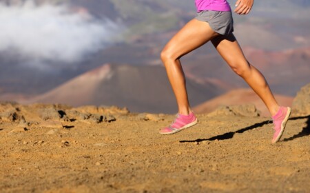 laufen oder joggen im urlaub in form bleiben mit sportbekleidung