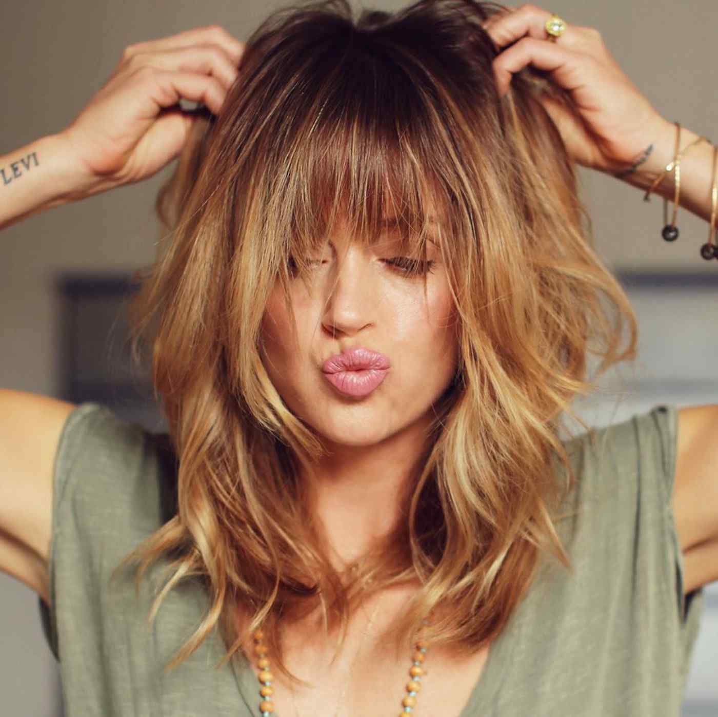 Modern Shag Hairstyle with Curtain Bangs 2019 Honey Blonde with Thin Clip Ansatz